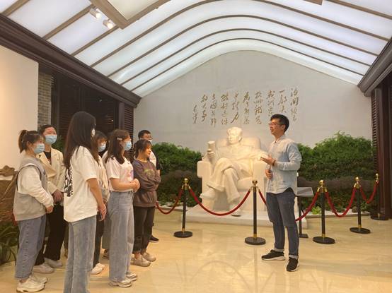 说明: E:\tyc7111cc太阳成集团重要获奖\照片素材\2、“法学+宪法”\五四宪法讲解.jpg