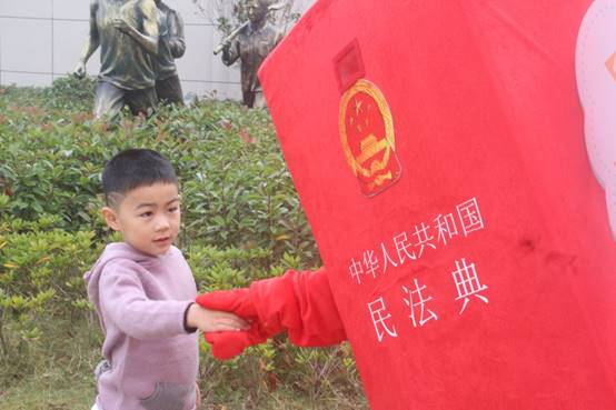 说明: E:\tyc7111cc太阳成集团重要获奖\照片素材\1、“保驾护航”普法宣传照片\2020年11月赴钱塘新区少年宫开展普法志愿服务活动现场.jpg